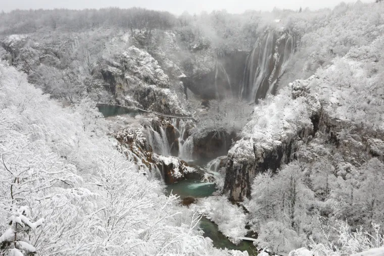 Još uvijek ne znate gdje ćete za vikend? Uz ovu idilu, dobit ćete ideju. Plitvice izgledaju očaravajuće pod snijegom