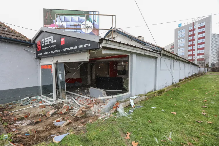 Zabio se vozilom u izlog poslovnog prostora u Heizlovoj pa nestao bez traga