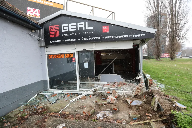 Zabio se vozilom u izlog poslovnog prostora u Heizlovoj pa nestao bez traga