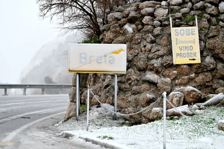 Dalmacija pod snijegom: Ovako danas izgleda Makarska rivijera i Zagvozd