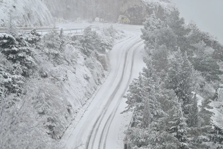 Dalmacija pod snijegom: Ovako danas izgleda Makarska rivijera i Zagvozd