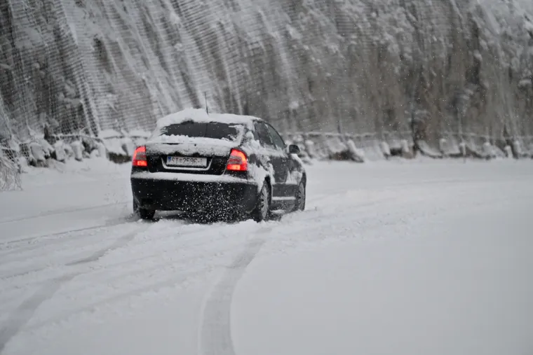 Dalmacija pod snijegom: Ovako danas izgleda Makarska rivijera i Zagvozd