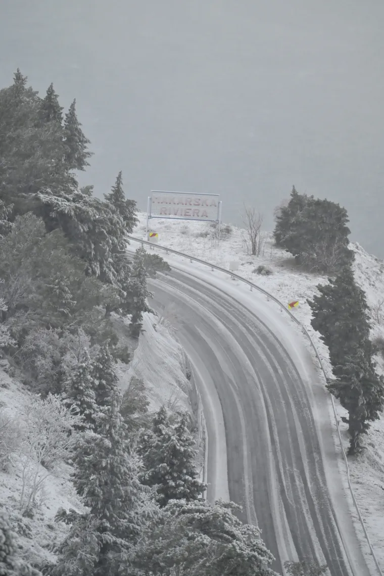 Dalmacija pod snijegom: Ovako danas izgleda Makarska rivijera i Zagvozd