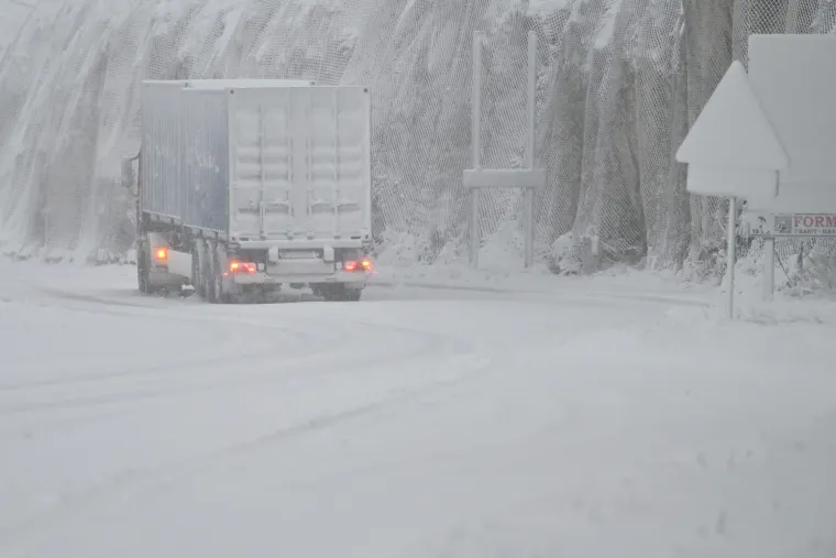 Dalmacija pod snijegom: Ovako danas izgleda Makarska rivijera i Zagvozd