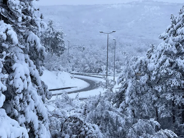 Dalmacija pod snijegom: Ovako danas izgleda Makarska rivijera i Zagvozd