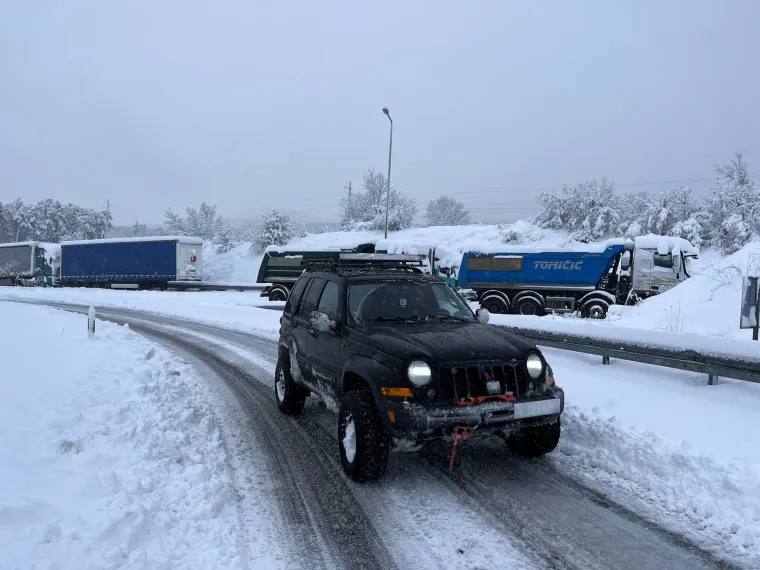 Dalmacija pod snijegom: Ovako danas izgleda Makarska rivijera i Zagvozd