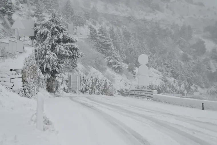 Dalmacija pod snijegom: Ovako danas izgleda Makarska rivijera i Zagvozd