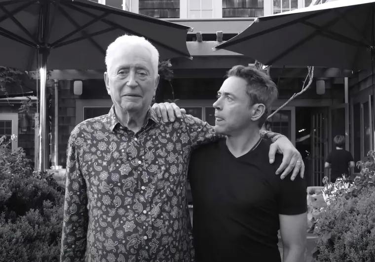 Njegov otac je bio ovisnik, a svom sinu je dozvolio da proba marihuanu sa šest godina. Downey je kasnije rekao da je osjećao da ga je njegova upotreba droge emotivno povezala s ocem.