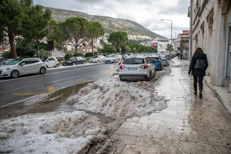 FOTO Tuča zabijelila Dubrovnik: Intervenirala je čak i ralica
