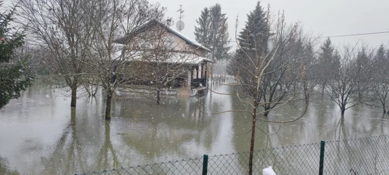 Kupa prijeti Letovaniću: Razina vode opasno visoka, poplavljena brojna dvorišta i ceste