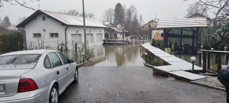 Kupa prijeti Letovaniću: Razina vode opasno visoka, poplavljena brojna dvorišta i ceste