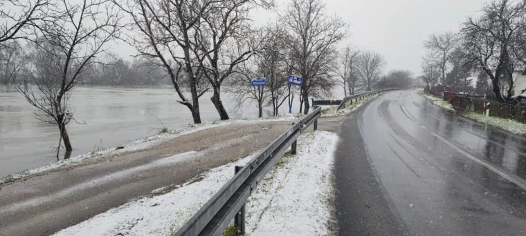 Kupa prijeti Letovaniću: Razina vode opasno visoka, poplavljena brojna dvorišta i ceste
