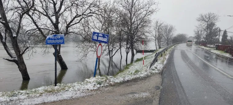 Kupa prijeti Letovaniću: Razina vode opasno visoka, poplavljena brojna dvorišta i ceste
