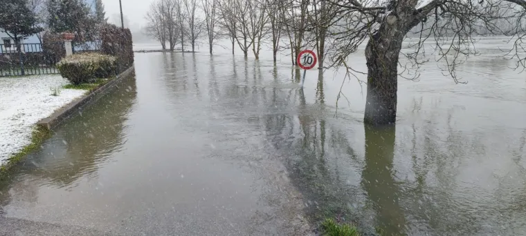 Kupa prijeti Letovaniću: Razina vode opasno visoka, poplavljena brojna dvorišta i ceste