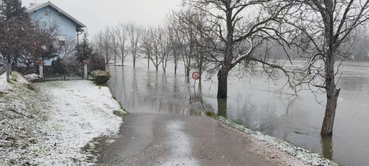 Kupa prijeti Letovaniću: Razina vode opasno visoka, poplavljena brojna dvori&scaron;ta i ceste