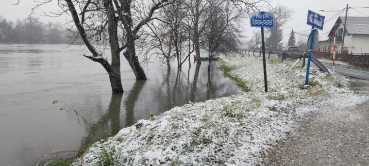 Kupa prijeti Letovaniću: Razina vode opasno visoka, poplavljena brojna dvori&scaron;ta i ceste