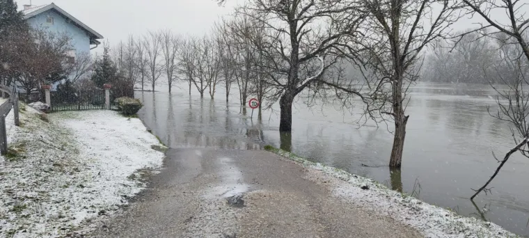 Kupa prijeti Letovaniću: Razina vode opasno visoka, poplavljena brojna dvori&scaron;ta i ceste
