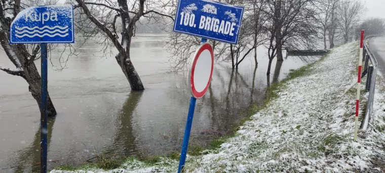 Kupa prijeti Letovaniću: Razina vode opasno visoka, poplavljena brojna dvori&scaron;ta i ceste