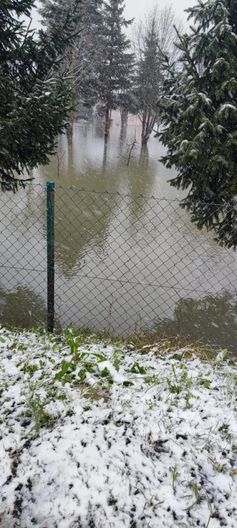 Kupa prijeti Letovaniću: Razina vode opasno visoka, poplavljena brojna dvori&scaron;ta i ceste