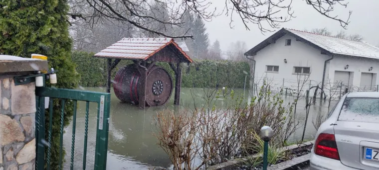 Kupa prijeti Letovaniću: Razina vode opasno visoka, poplavljena brojna dvori&scaron;ta i ceste