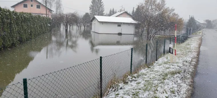 Kupa prijeti Letovaniću: Razina vode opasno visoka, poplavljena brojna dvori&scaron;ta i ceste