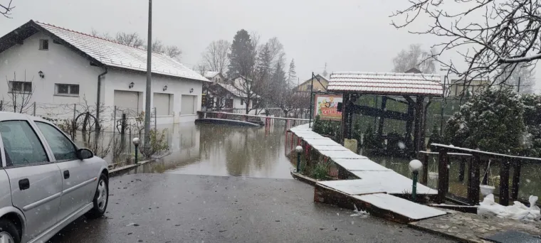 Kupa prijeti Letovaniću: Razina vode opasno visoka, poplavljena brojna dvori&scaron;ta i ceste