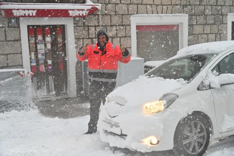 Ralice su na terenu, ali kažu da im či&scaron;ćenje snijega otežava jaki vjetar. Cijela Imotska krajina je pod snijegom, njegova visina dostiže i 25 centimetra, ali sve su ceste na području splitsko-dalmatinske županije oči&scaron;ćene i prohodne za promet, doznaje se voditelja zimske službe Županijskih cesta u Splitu Petra Vuletića.