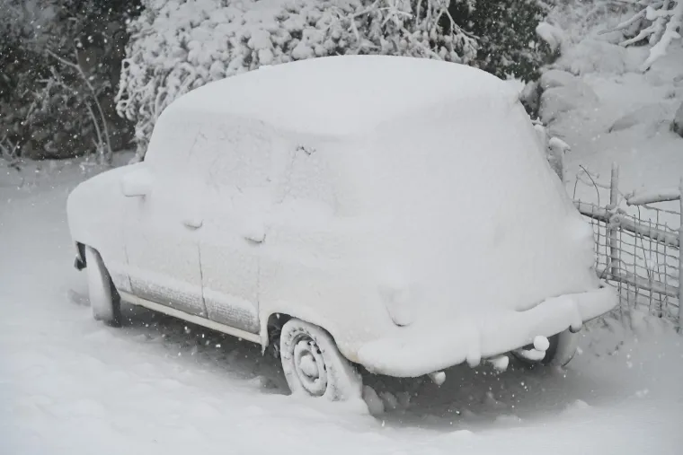 Izvijestio je da je na terenu 25  kamiona i ralica koji na području Splitsko-dalmatinske županije čiste snijeg s prometnica i bacaju na njih sol.