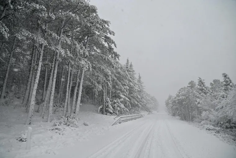 Iz HAK-a savjetuju vozačima da brzinu i način vožnje prilagode uvjetima na cestama, održavaju sigurnosni razmak između vozila i na put ne kreću bez propisne zimske opreme.