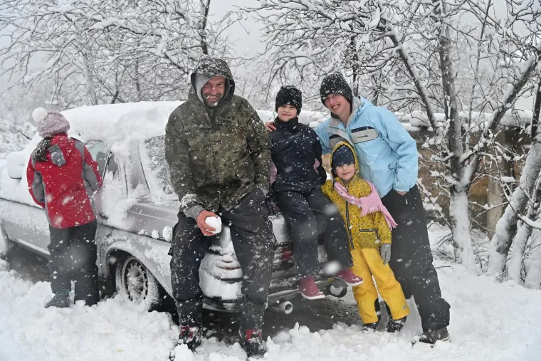 Dalmacija i Zagora zametene u snijegu, zabijelile se i južne padine Biokova; Olujna bura u Ka&scaron;telanskom zaljevu