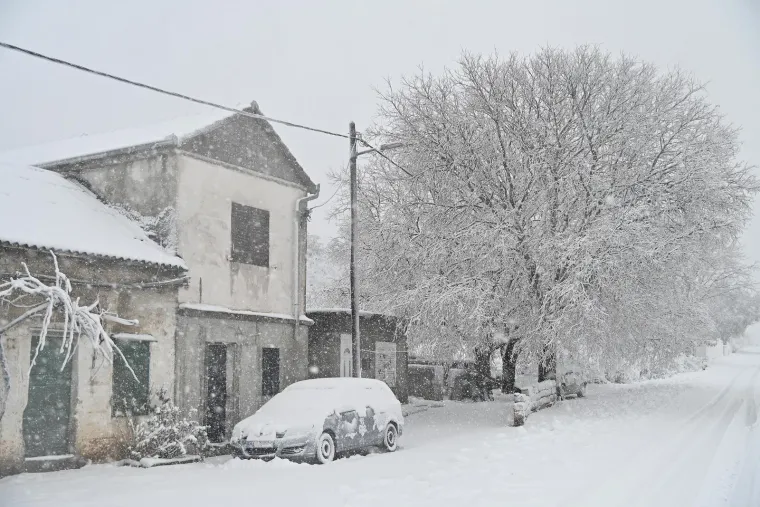Dalmacija i Zagora zametene u snijegu, zabijelile se i južne padine Biokova; Olujna bura u Ka&scaron;telanskom zaljevu