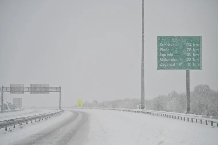 Dalmacija i Zagora zametene u snijegu, zabijelile se i južne padine Biokova; Olujna bura u Ka&scaron;telanskom zaljevu