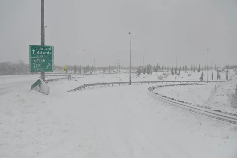 Dalmacija i Zagora zametene u snijegu, zabijelile se i južne padine Biokova; Olujna bura u Ka&scaron;telanskom zaljevu