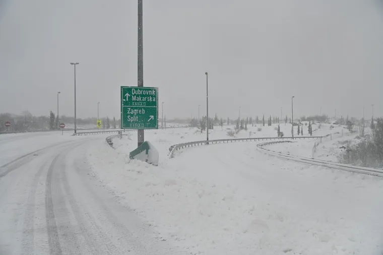 Dalmacija i Zagora zametene u snijegu, zabijelile se i južne padine Biokova; Olujna bura u Ka&scaron;telanskom zaljevu