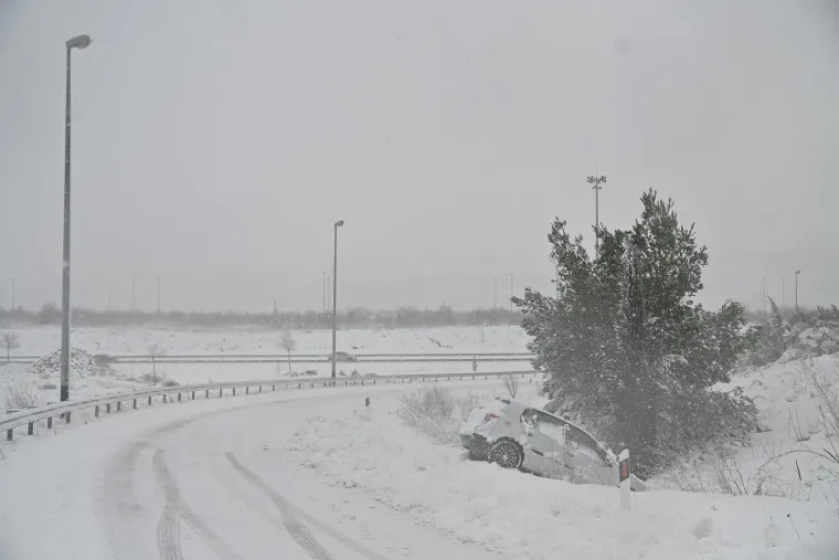 Dalmacija i Zagora zametene u snijegu, zabijelile se i južne padine Biokova; Olujna bura u Ka&scaron;telanskom zaljevu
