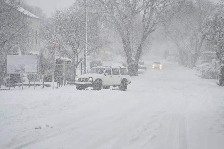 Dalmacija i Zagora zametene u snijegu, zabijelile se i južne padine Biokova; Olujna bura u Ka&scaron;telanskom zaljevu