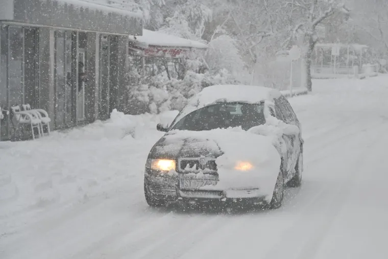 Dalmacija i Zagora zametene u snijegu, zabijelile se i južne padine Biokova; Olujna bura u Ka&scaron;telanskom zaljevu