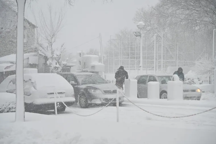 Dalmacija i Zagora zametene u snijegu, zabijelile se i južne padine Biokova; Olujna bura u Ka&scaron;telanskom zaljevu