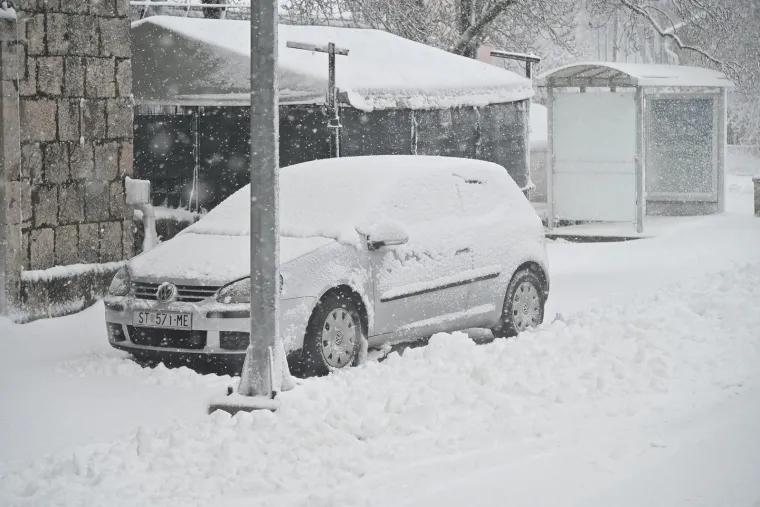 Dalmacija i Zagora zametene u snijegu, zabijelile se i južne padine Biokova; Olujna bura u Ka&scaron;telanskom zaljevu
