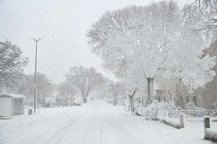 Dalmacija i Zagora zametene u snijegu, zabijelile se i južne padine Biokova; Olujna bura u Ka&scaron;telanskom zaljevu