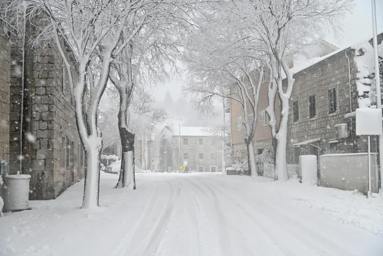 Dalmacija i Zagora zametene u snijegu, zabijelile se i južne padine Biokova; Olujna bura u Ka&scaron;telanskom zaljevu