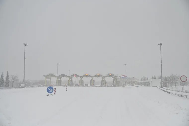 Dalmacija i Zagora zametene u snijegu, zabijelile se i južne padine Biokova; Olujna bura u Ka&scaron;telanskom zaljevu