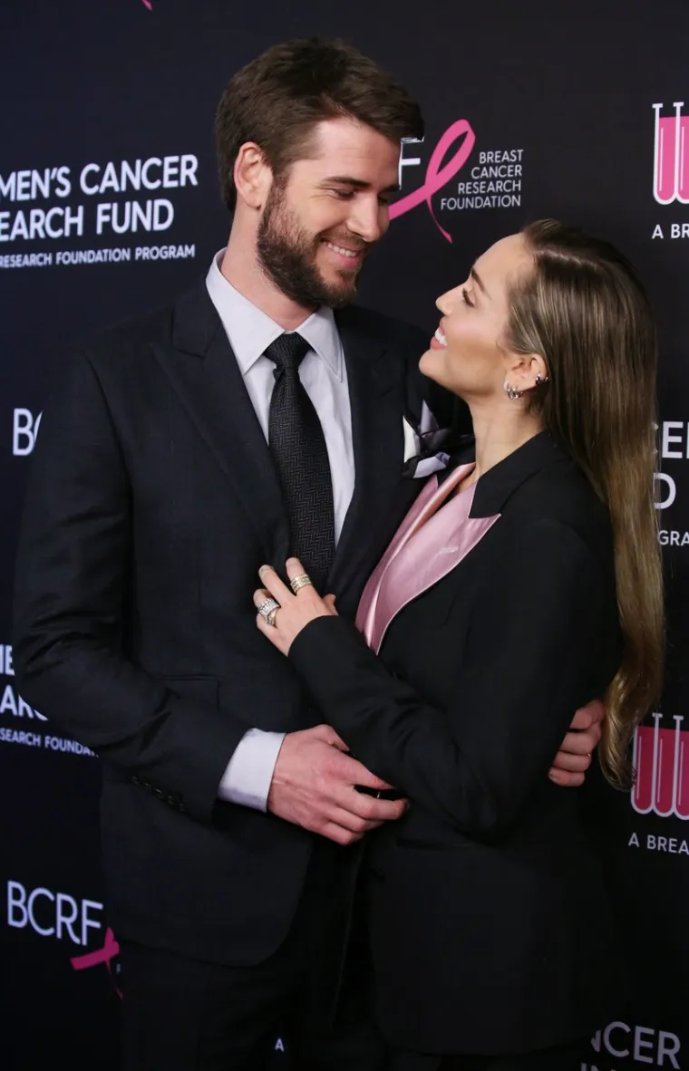 Dosad su za raspad braka gotovo svi krivili Miley te njena ljubovanja s oba spola. Ali nije poznato zašto je Miley čekala nekoliko godina da kaže svoju stranu priče.