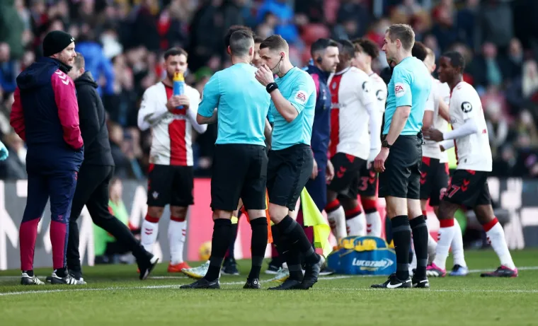 Utakmica Southamptona prekinuta nakon &scaron;to je iznad stadiona uočen dron: Sudac odmah poslao igrače u svlačionicu