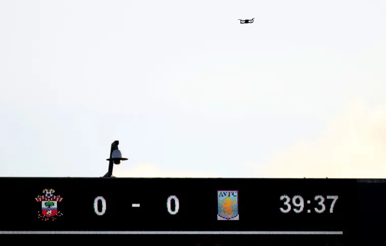 Utakmica Southamptona prekinuta nakon &scaron;to je iznad stadiona uočen dron: Sudac odmah poslao igrače u svlačionicu