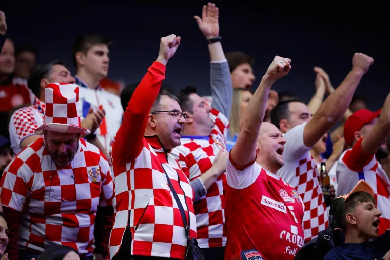 Hrvatski navijači opet odu&scaron;evili u Malm&ouml;u: Za oko nam je posebno zapela misteriozna plavu&scaron;a