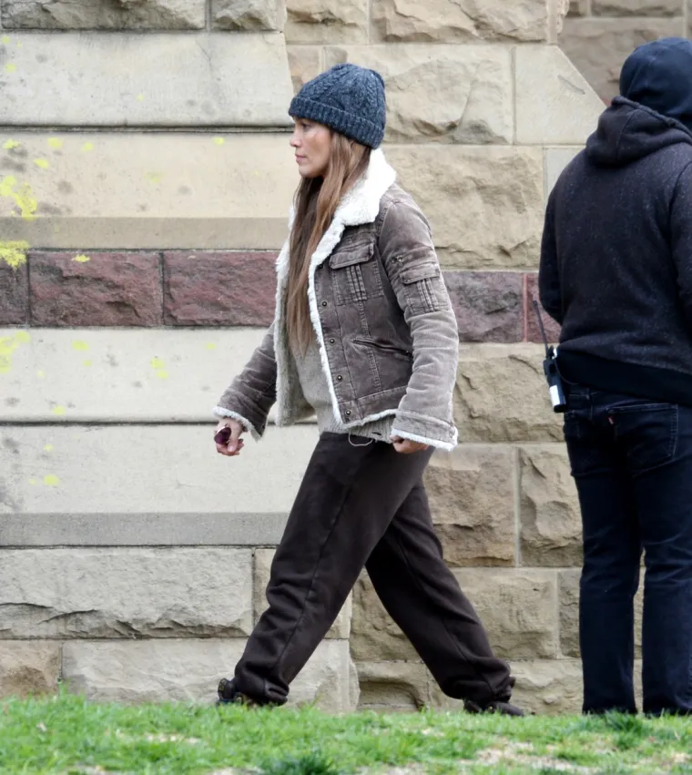 Na sreću, radilo se tek o outfitu i &scaron;minki za njezinu ulogu u novom filmu "The Mother". Ako je suditi po ovim scenama, legendarna J. Lo opet je "ubola u sridu" ulogom. Lopez je poznata po odličnom uživljavanju u uloge, ali i tome da i u "prnjama" izgleda odlično. Pogledajte u fotogaleriji kako jedna od najposebnijih zvijezda izgleda bez trunke &scaron;minke.