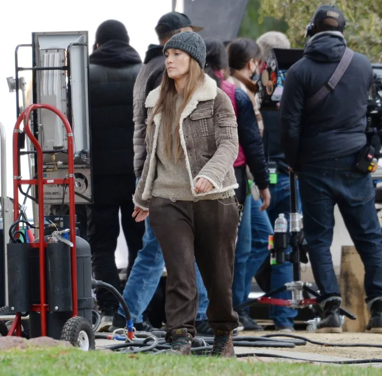 Jennifer Lopez uhvaćena dok je tumarala ulicama Los Angelesa u pohabanoj odjeći, s modricama na licu i bez trunke &scaron;minke