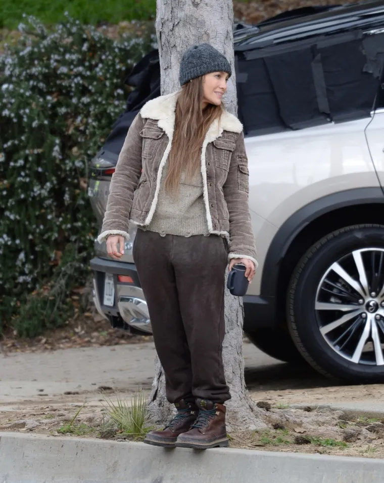 Jennifer Lopez uhvaćena dok je tumarala ulicama Los Angelesa u pohabanoj odjeći, s modricama na licu i bez trunke &scaron;minke