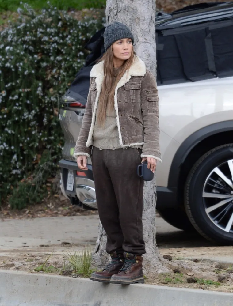 Jennifer Lopez uhvaćena dok je tumarala ulicama Los Angelesa u pohabanoj odjeći, s modricama na licu i bez trunke &scaron;minke